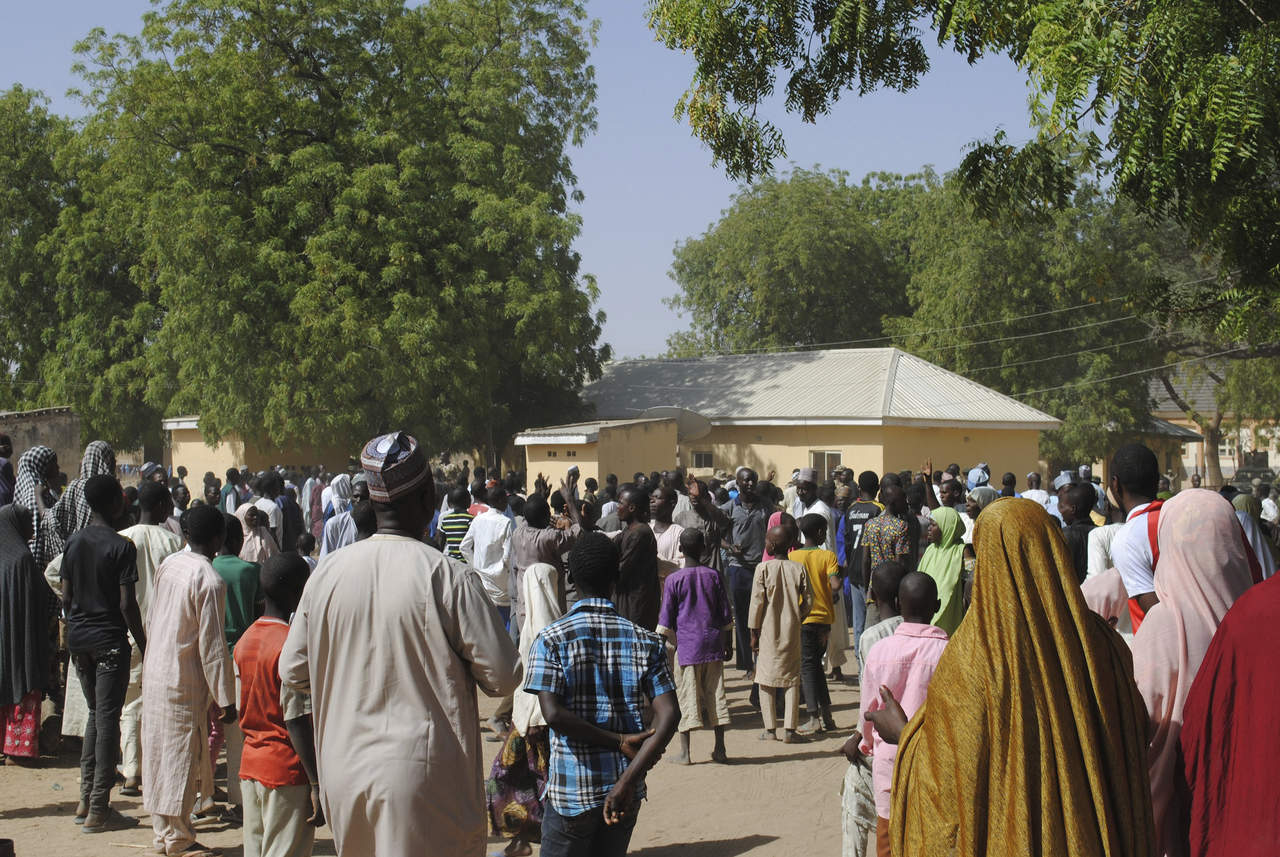 El número de las menores puestas en libertad por los terroristas nigerianos podría aumentar en las próximas horas a medida que el recuento avance. (AP)