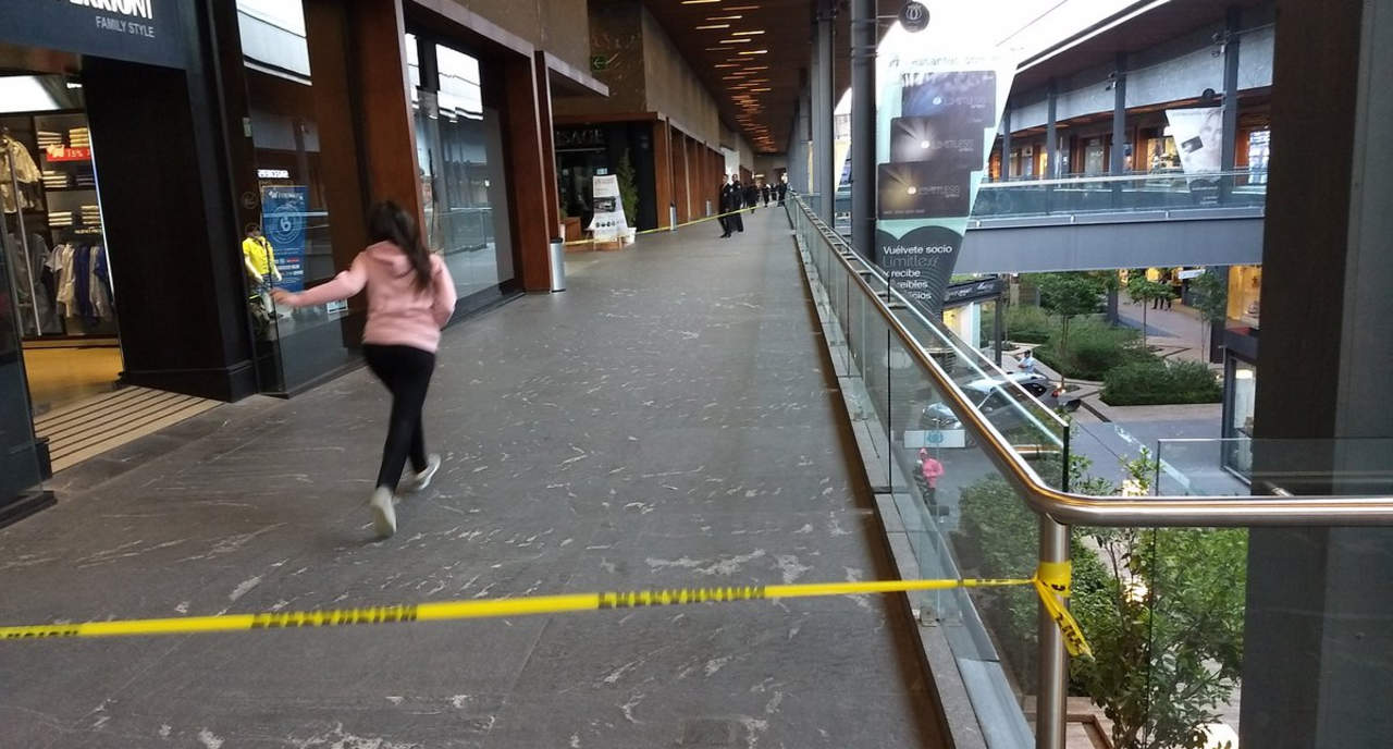 Tres personas murieron y una resultó herida cuando dos hombres abrieron fuego en un centro comercial, informó la procuraduría de Querétaro, el estado central donde se produjo el hecho. (TWITTER/@AlexGarBla)