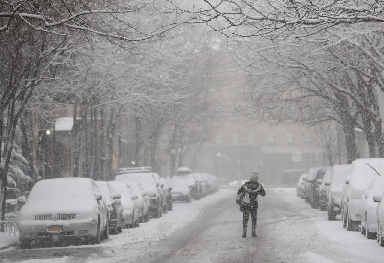 La intensa nevada ha dificultado sobremanera el tránsito por la ciudad a lo largo de toda la mañana. (EFE)