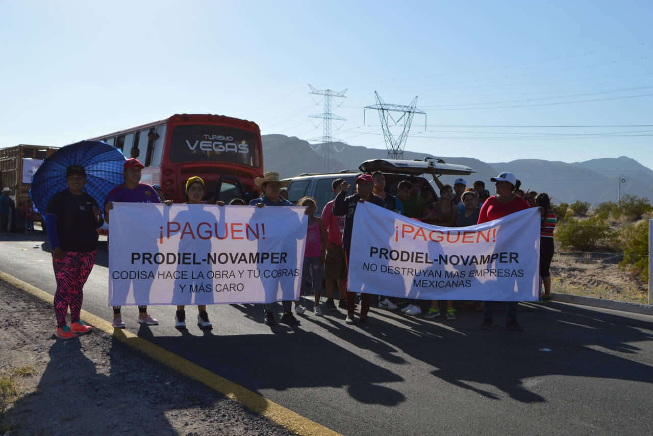 Inconformes. Se armó una manifestación en la entrada del Parque Solar Villanueva, en Viesca. (EL SIGLO DE TORREÓN/ROBERTO ITURRIAGA)