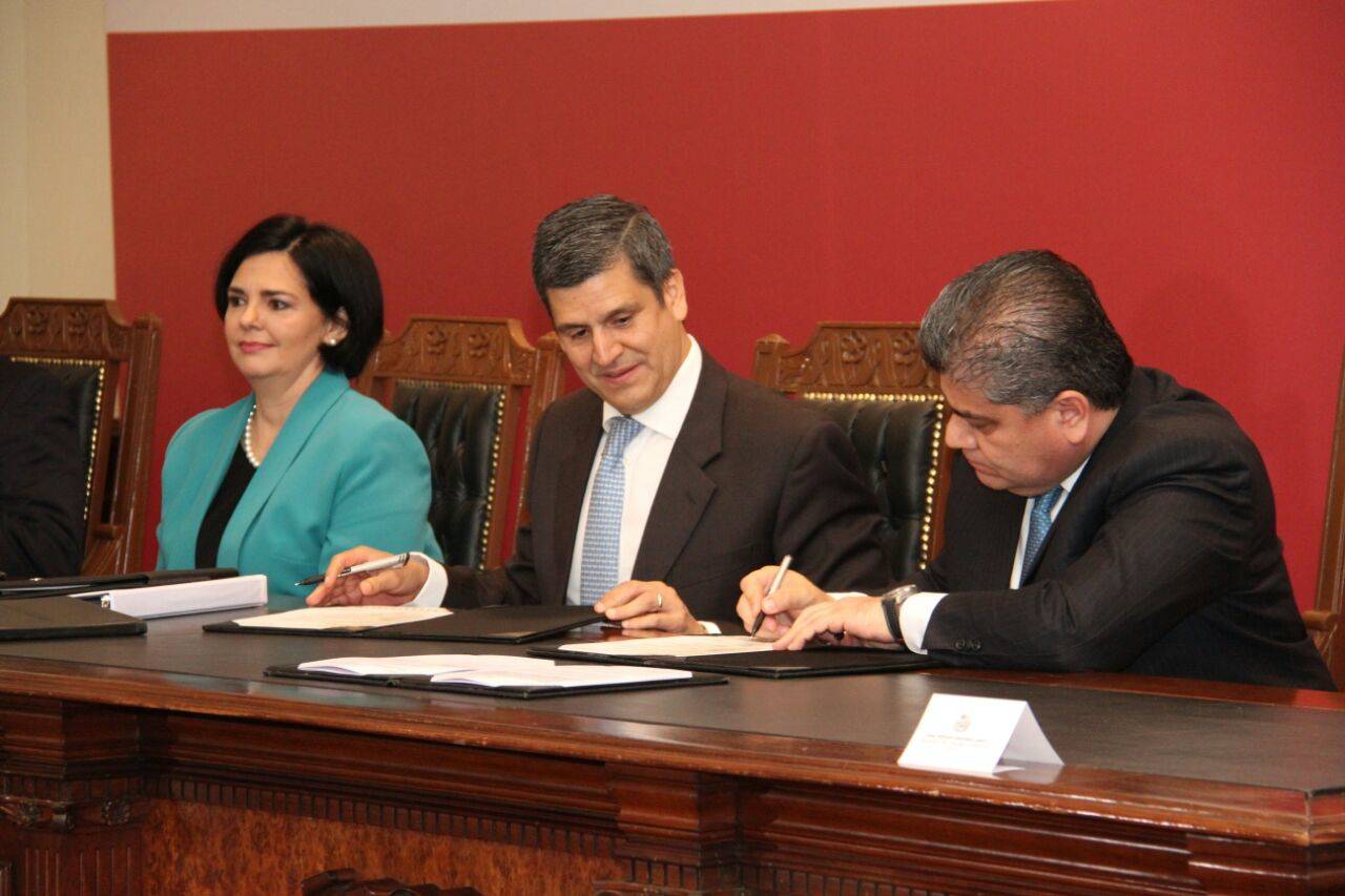 Firma. Miguel Riquelme firmó un Plan de Trabajo con la Fiscalía Especializada para la Atención de los Delitos Electorales.