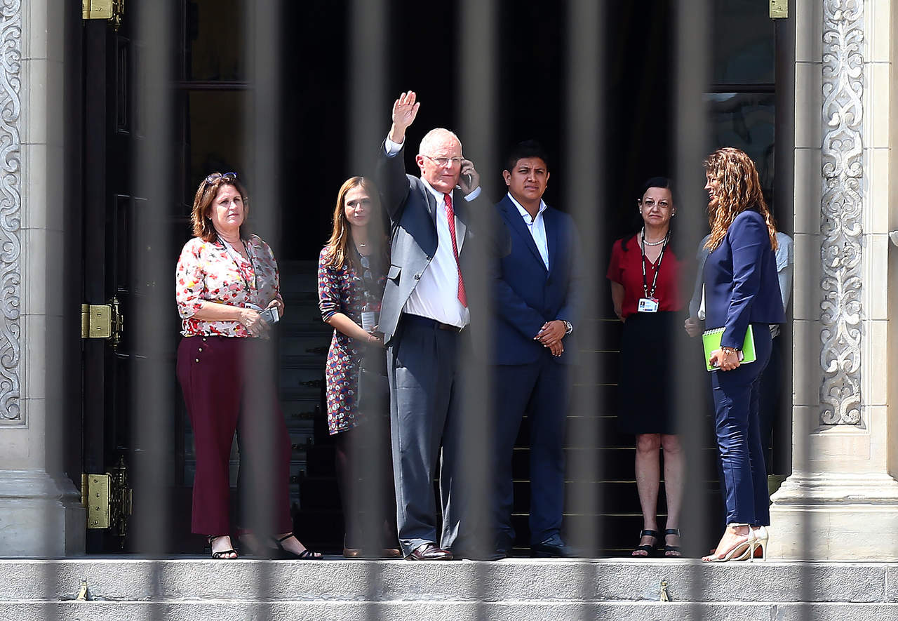 Kuczynski (centro) anunció su renuncia como presidente de la República del Perú tras la divulgación de algunos videos en los que se observa a varios de sus aliados presuntamente intentado comprar el voto de legisladores para evitar su posible destitución en el Congreso. (EFE)