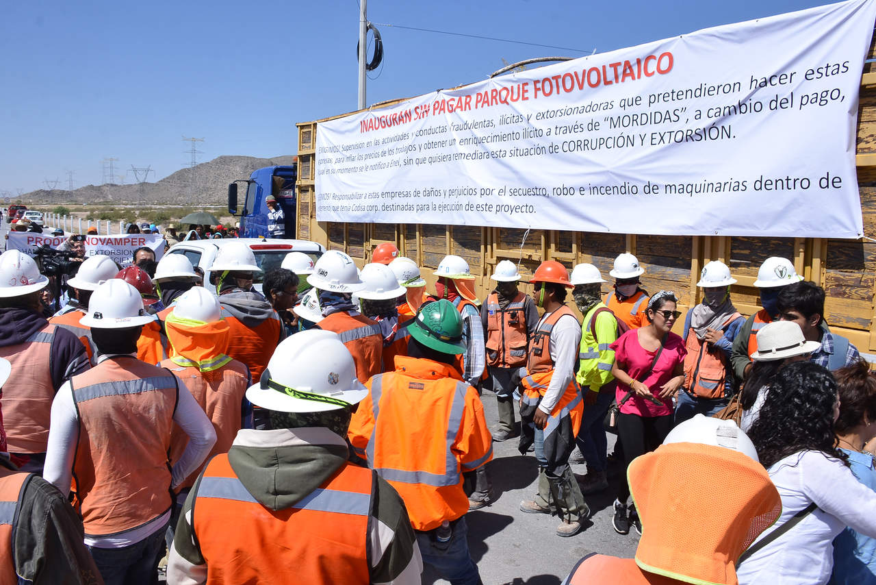 Mientras se realizaba la protesta, se acercaron cerca de 250 trabajadores de otra empresa encargada de la instalación de la infraestructura del Parque. (FERNANDO COMPEÁN)