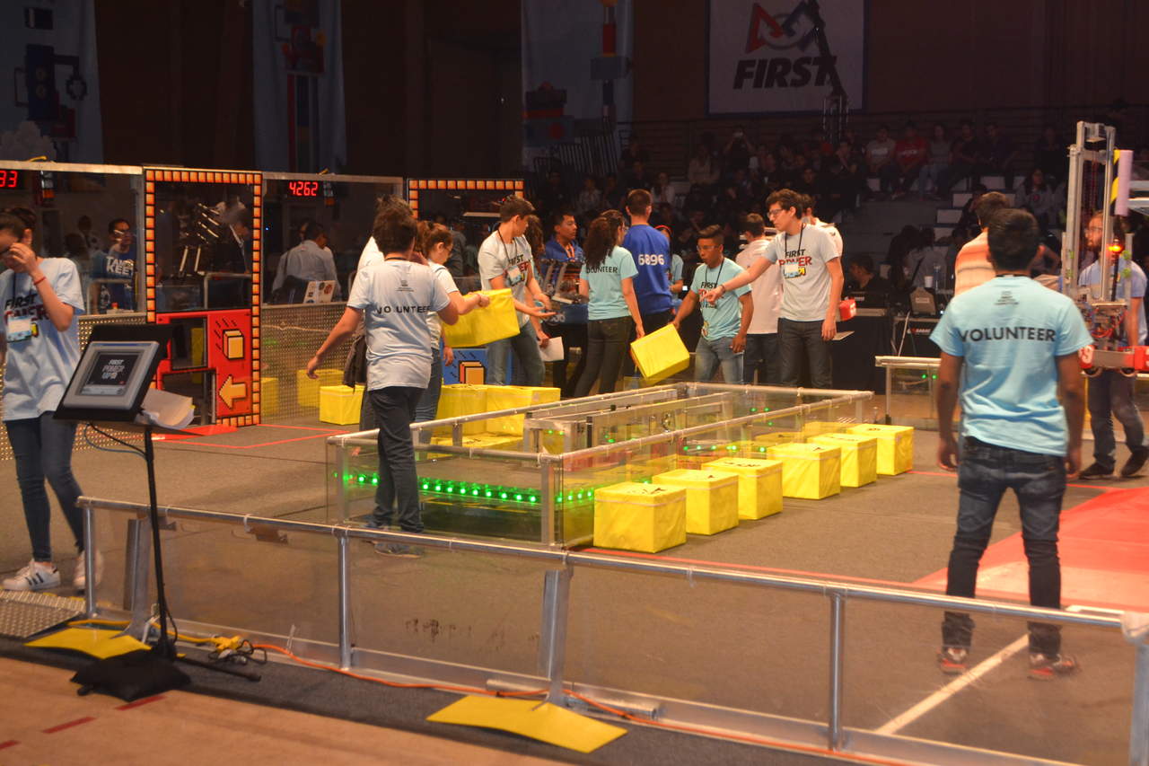 En esta etapa, la mayoría de los 45 equipos participantes realiza algunos ajustes a sus robots. (ANGÉLICA SANDOVAL)