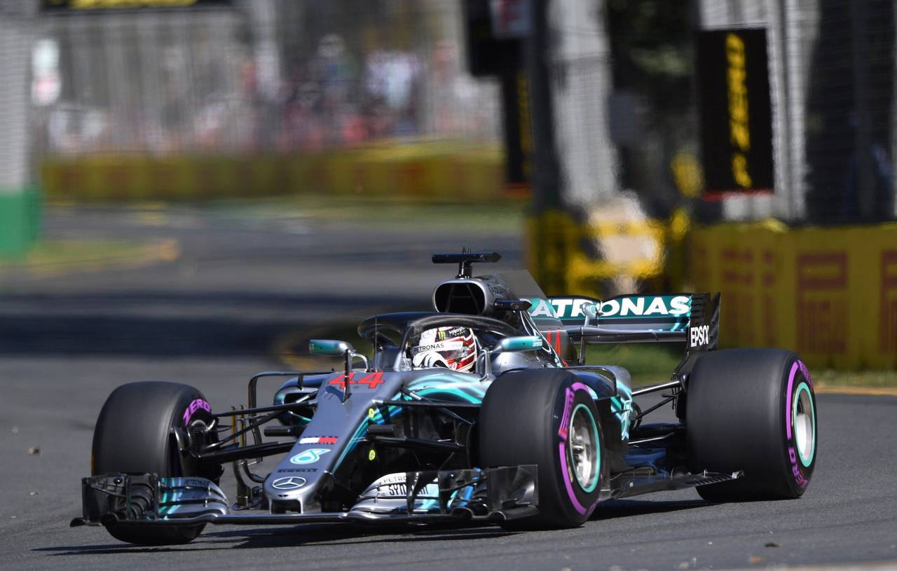 El británico Lewis Hamilton, de Mercedes, participa en una sesión de entrenamiento, para el Gran Premio de Australia 2018 de la Fórmula 1, en el circuito Albert Park de Melbourne. (EFE)