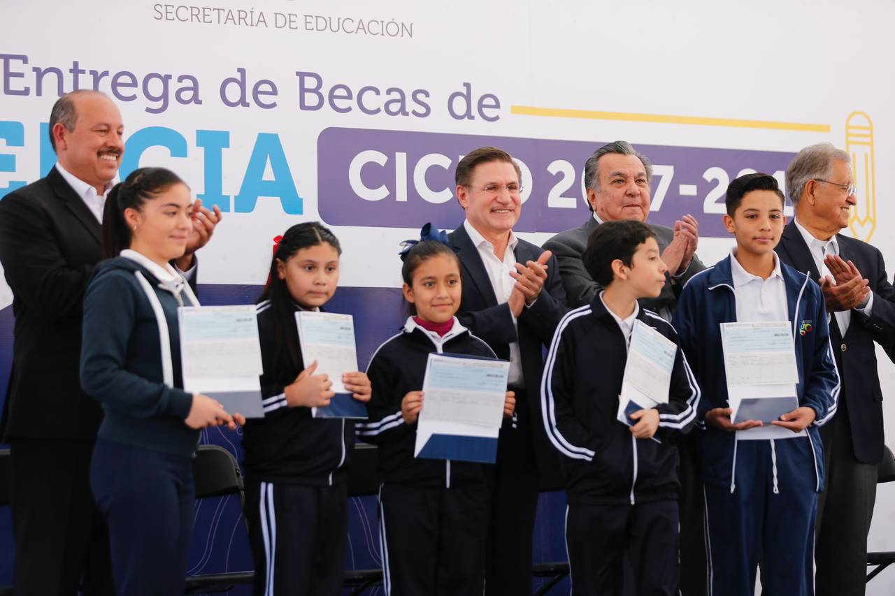 Entrega. El gobernador, José Aispuro presidió la primera entrega del Programa Estatal de Becas 2017-2018.