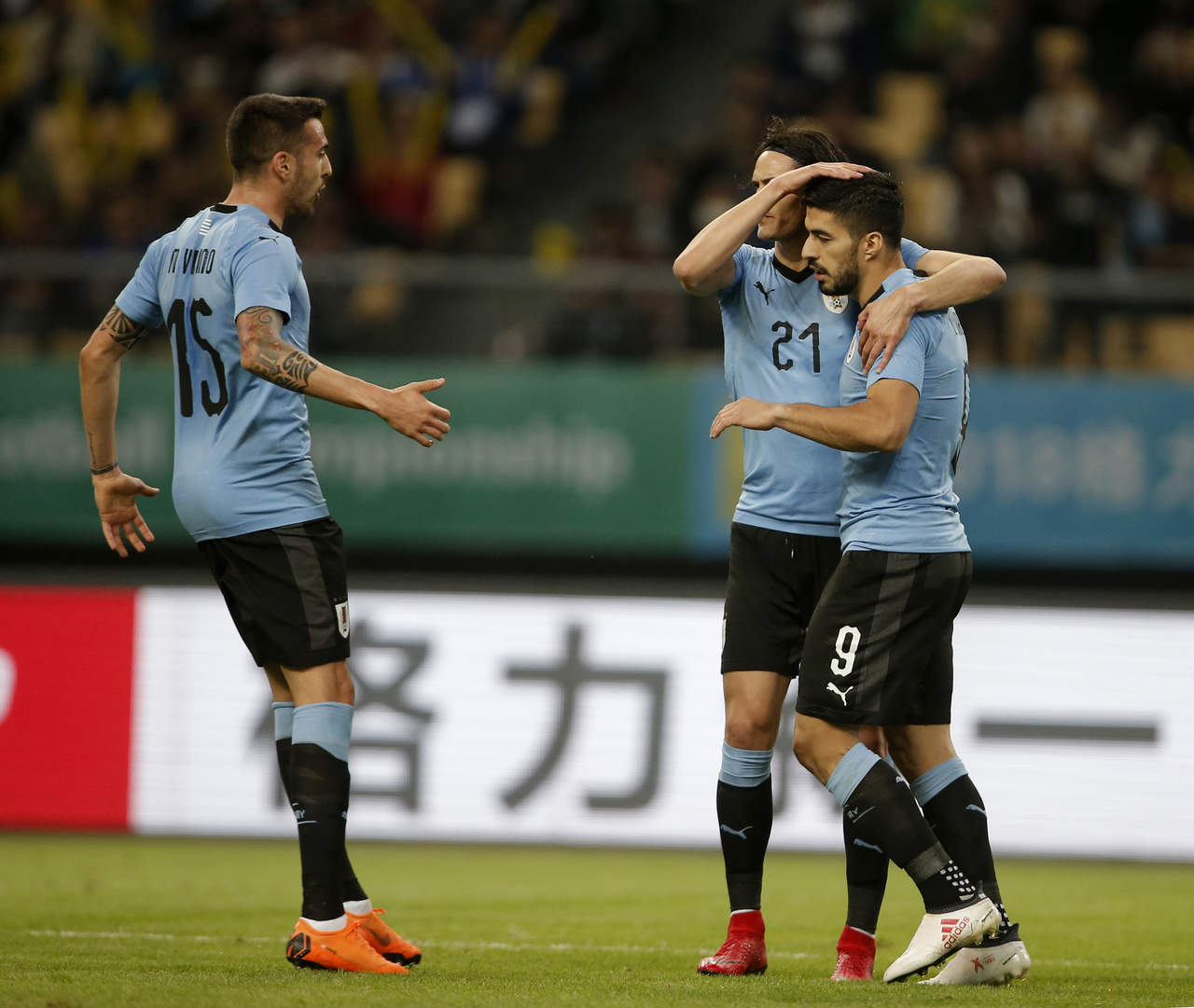 Un gol del 'Pistolero' en penalty, así como una sensacional chilena del 'Matador', sirvieron para que Uruguay venciera a República Checa.