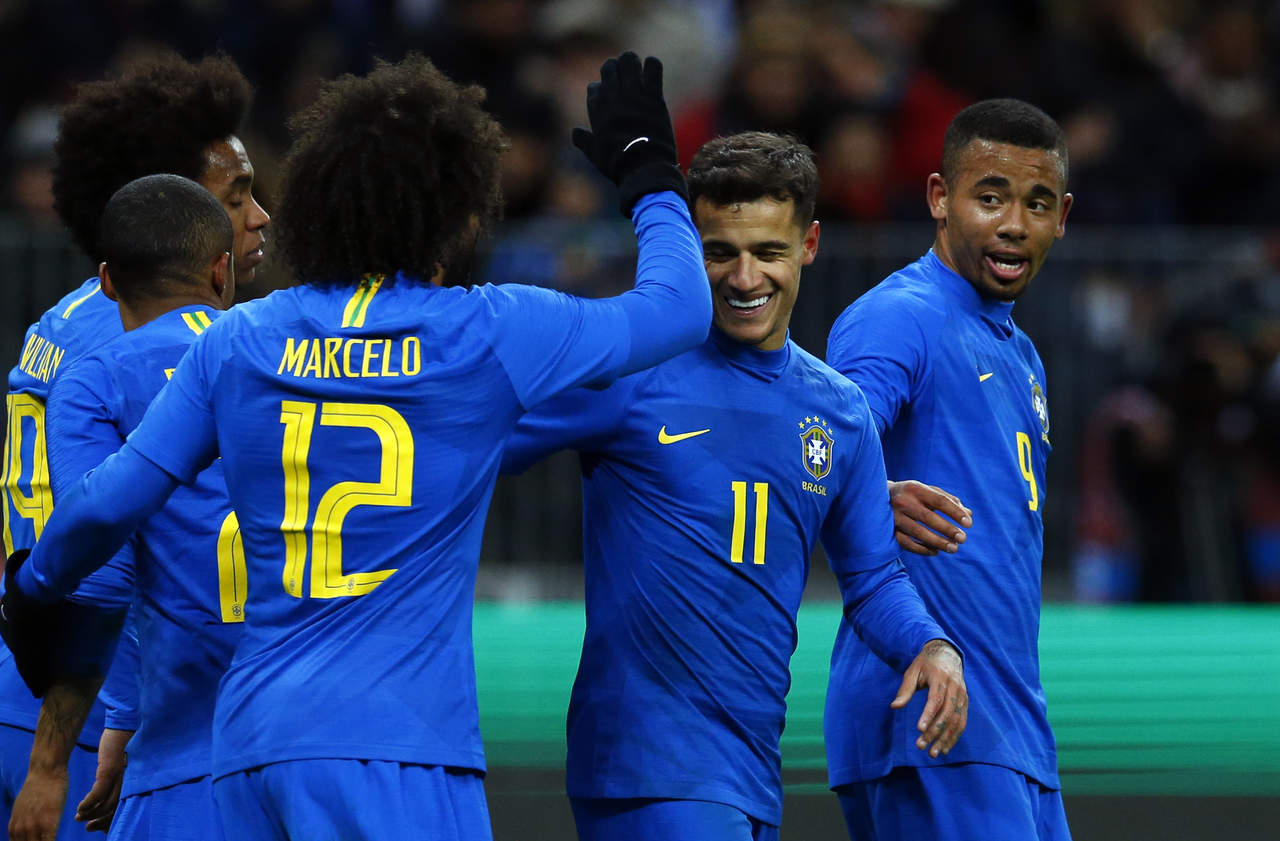 Coutinho celebra su gol ante Rusia con los compañeros.