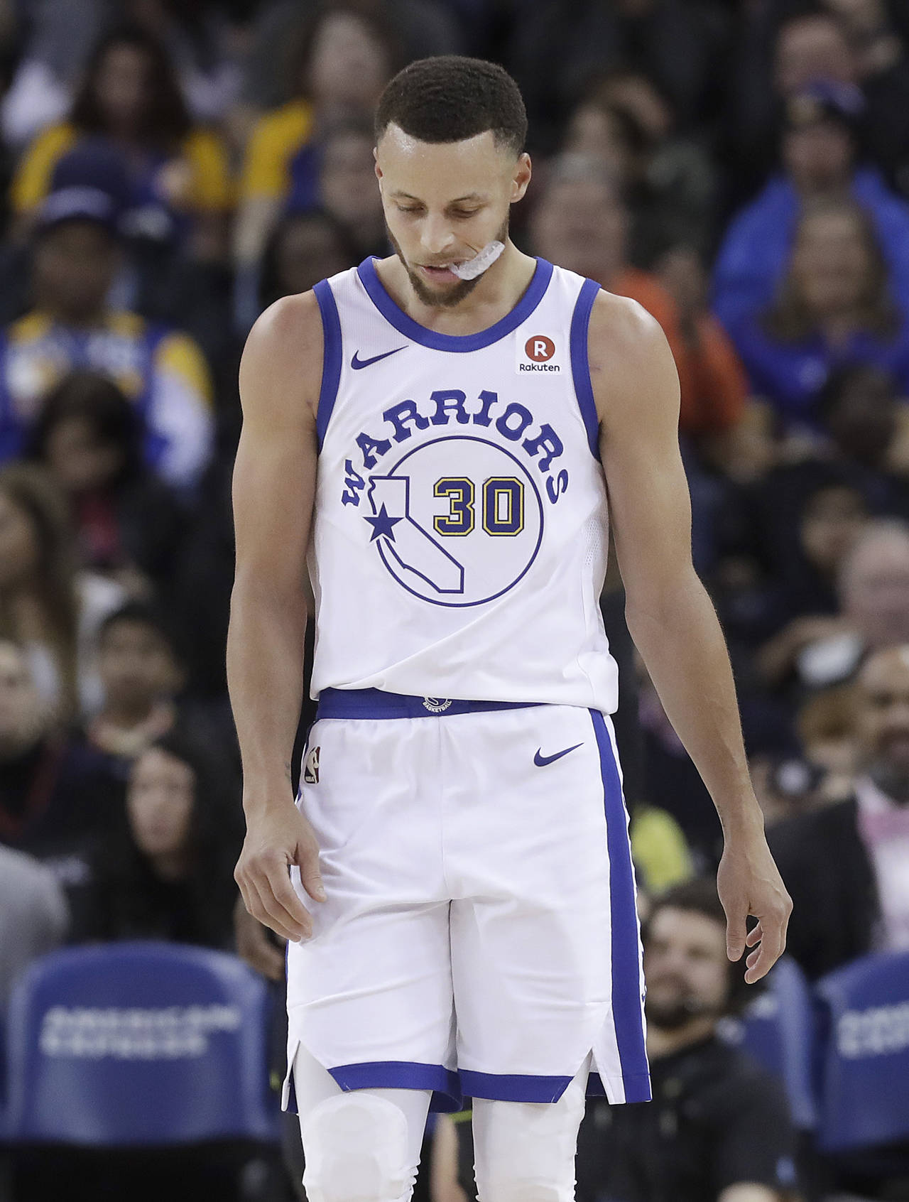 Stephen Curry anotó 29 puntos pero se volvió a lesionar con los Warriors de Golden State. (AP)