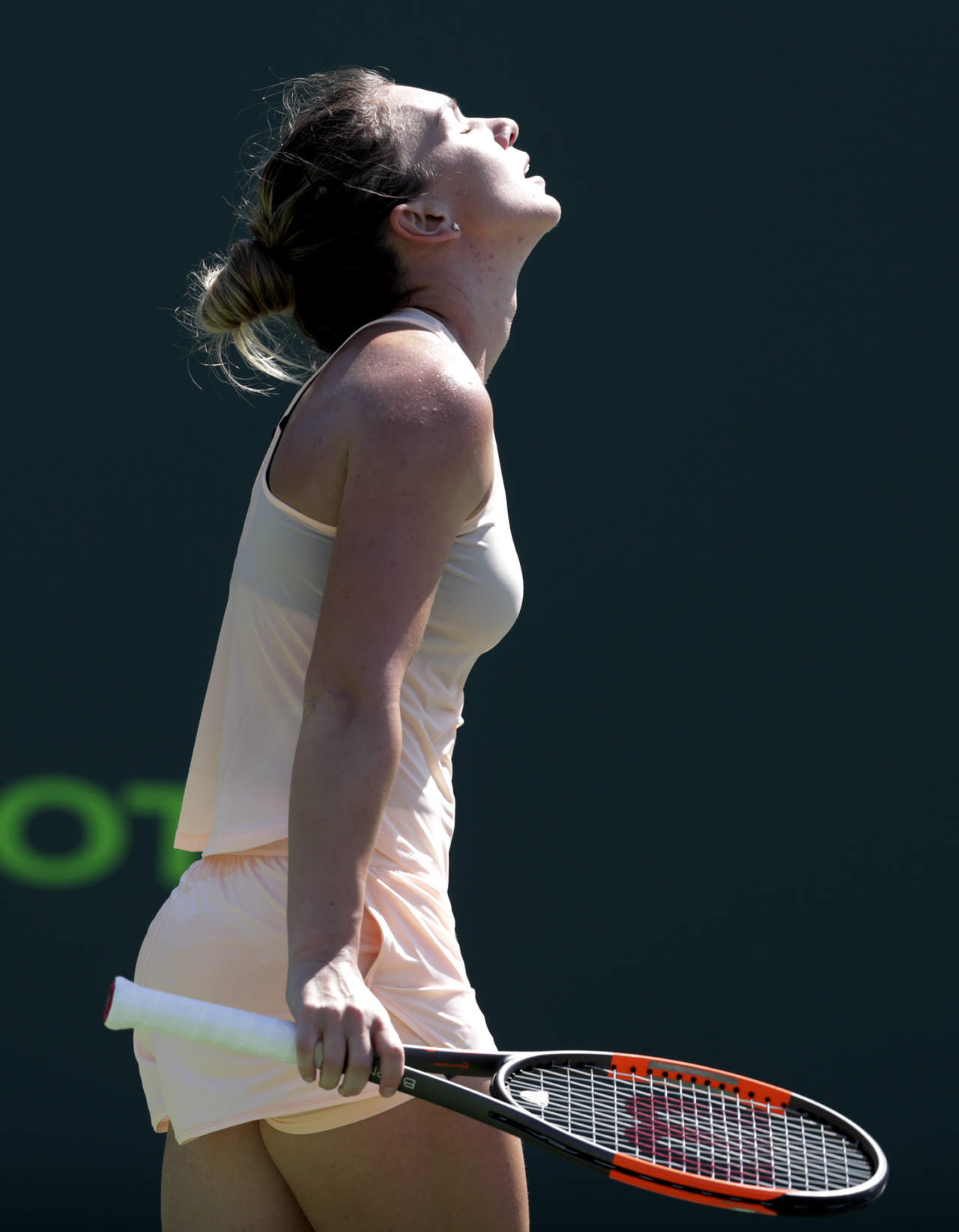 La polaca Agnieszka Radwanska dejó fuera del torneo en tercera ronda a la rumana Simona Halep, máxima favorita. (AP)