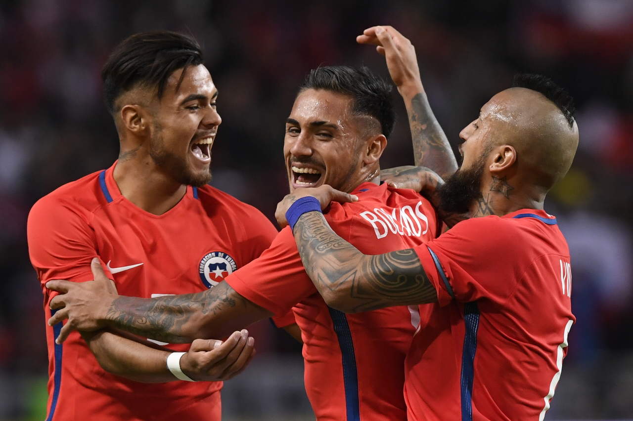 Jugadores chilenos celebran con Marcos Bolados (c) el gol de la victoria. (AP)