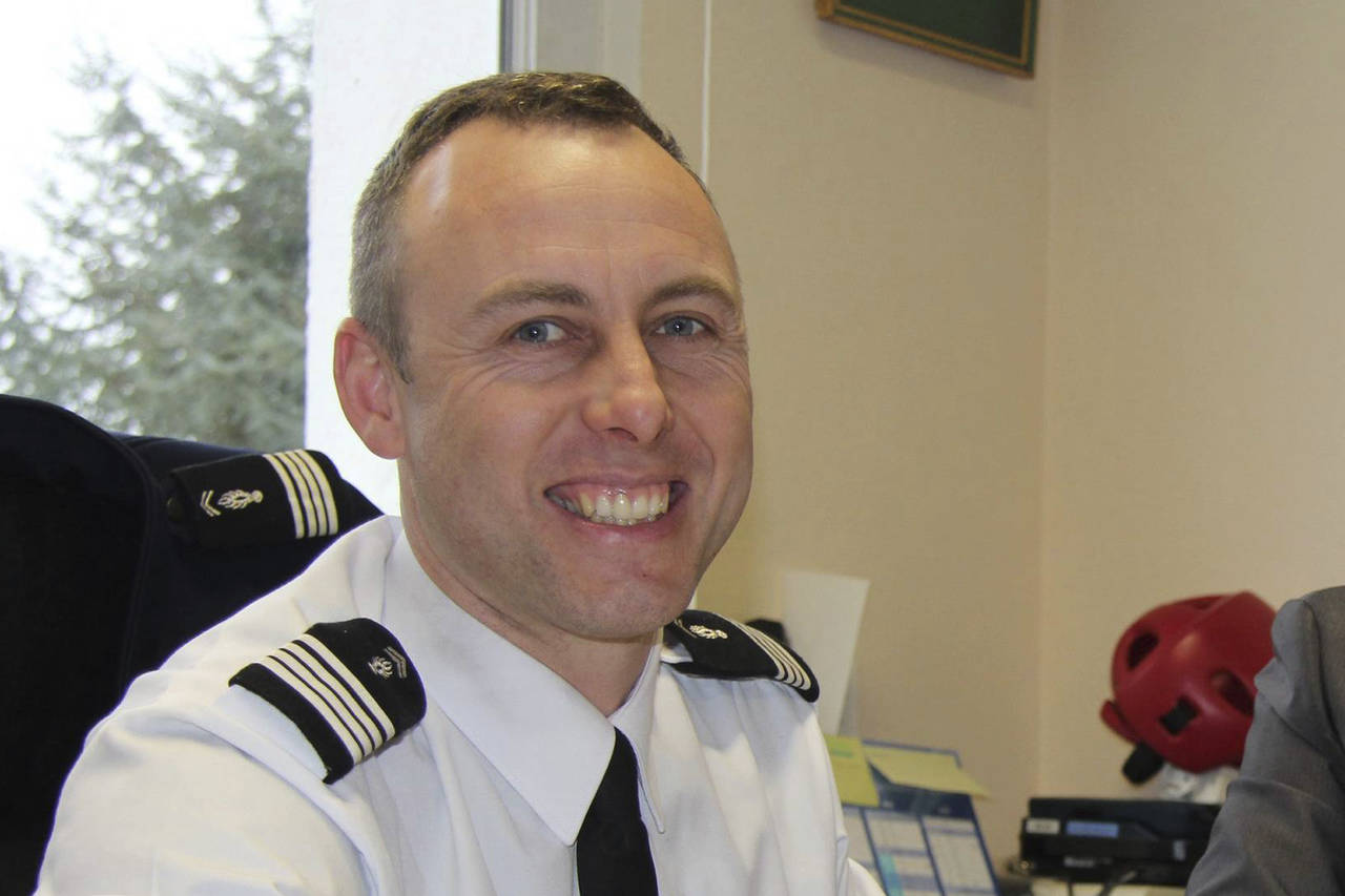 Entrega. El teniente coronel Arnaud Beltrame fue elevado a 'héroe nacional' en Francia, luego de que el viernes ofreció canjearse por varios rehenes en Trèbes.