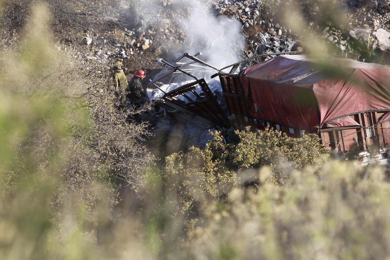 El chofer que provenía de Torreón, falleció calcinado. (OSVALDO RODRÍGUEZ)