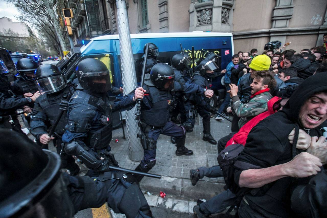 Reacción. La policía se enfrentó a los manifestantes. (AP y EFE)