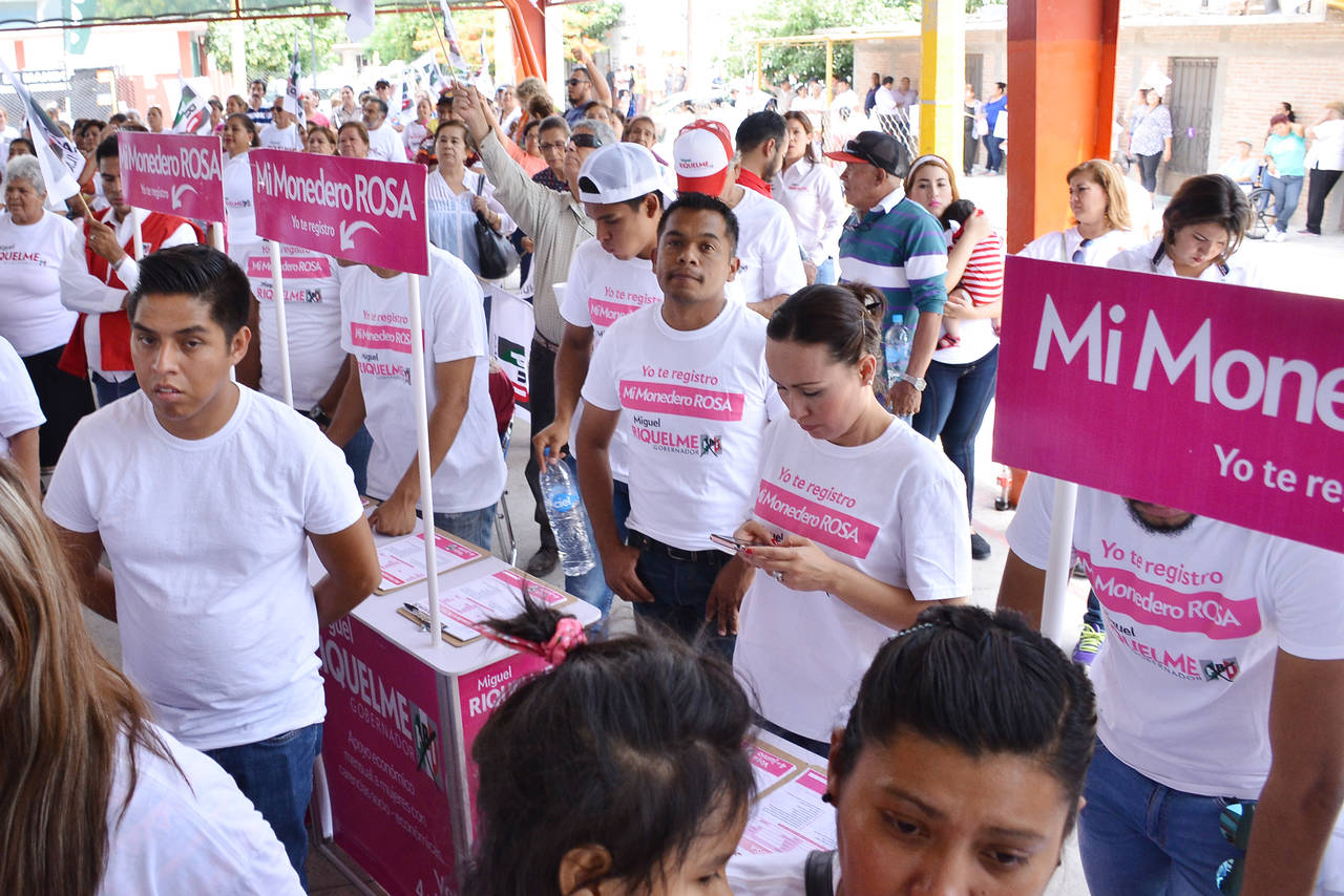 Apoyos. La Laguna recibirá el apoyo del 'Monedero Rosa' para alrededor de 30 mil mujeres  en estado de vulnerabilidad. (ARCHIVO)