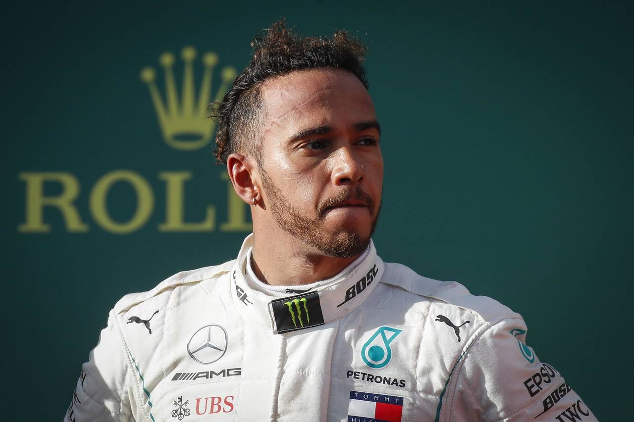El piloto británico Lewis Hamilton no pudo rebasar al alemán Sebastian Vettel al final de la carrera y se conformó con el segundo lugar. (EFE)