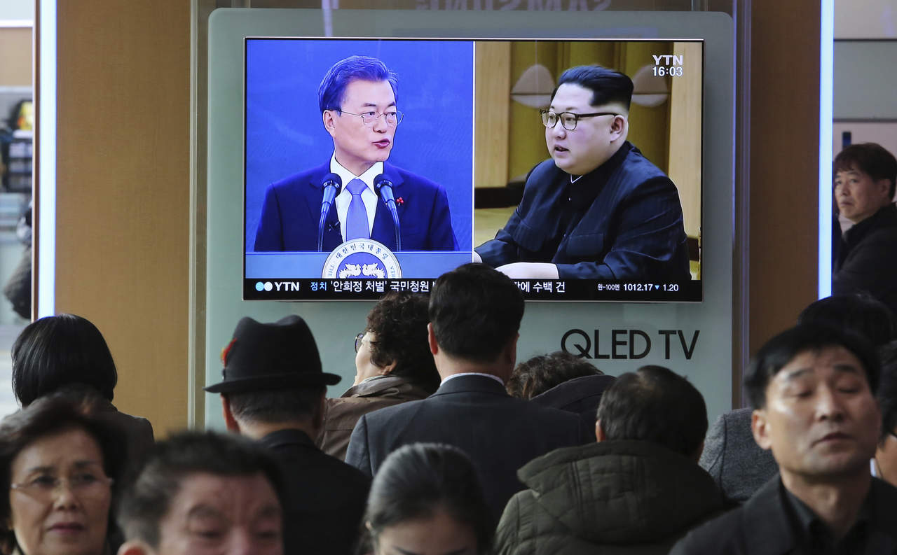 Preparan.Moon Jae-in y Kim Jong-un se reunirán en abril. (AP)