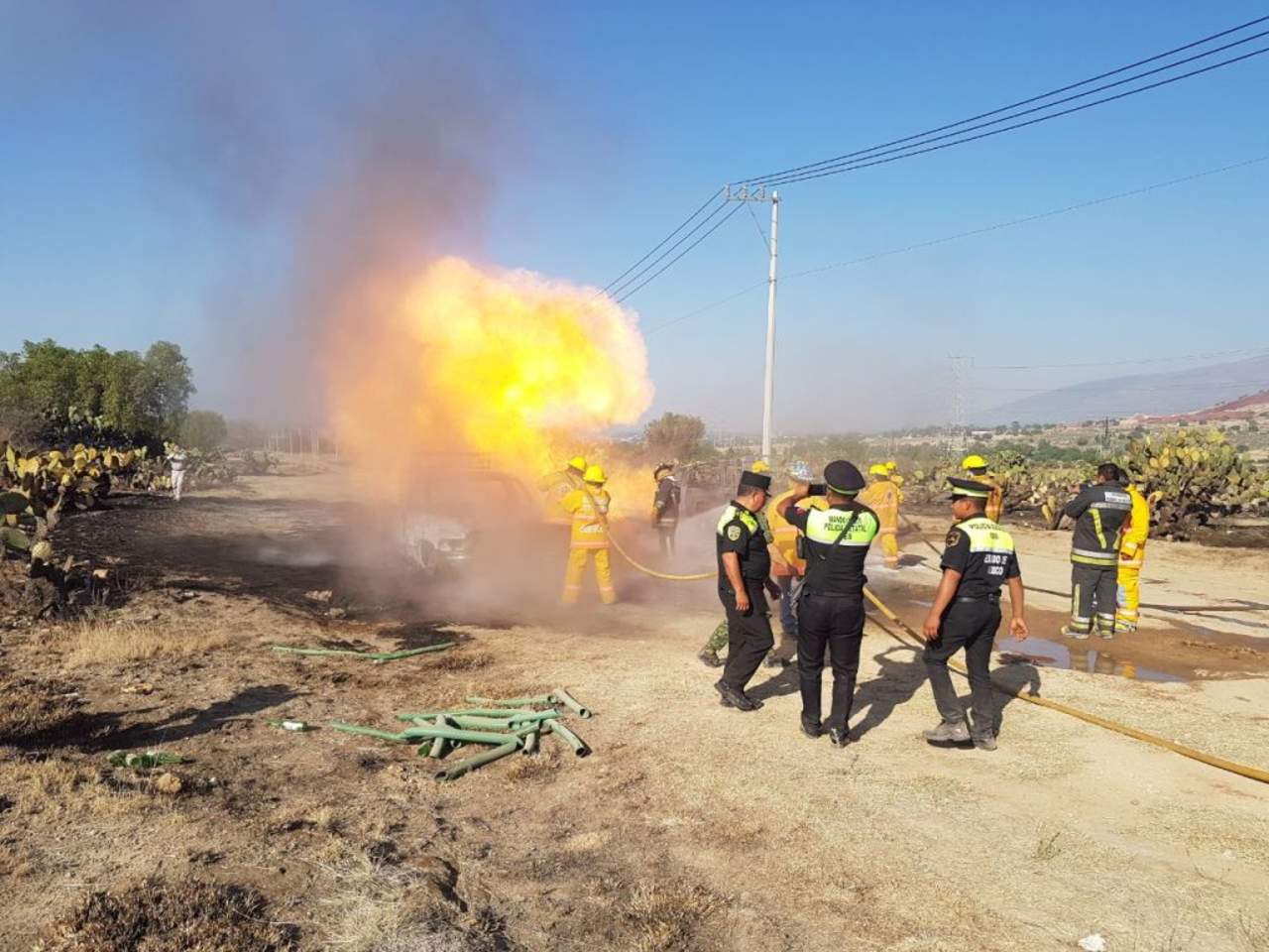 Junto a dos vehículos de huachicoleros que quedaron calcinados, inició esta madrugada un incendio en un ducto de Pemex. (TWITTER)
