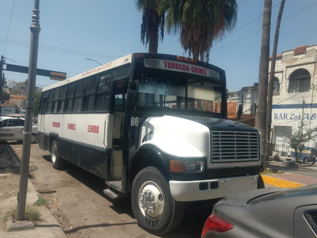 El autobús intentó esquivar a unas personas y terminó por impactarse con la camioneta estacionada. (EL SIGLO DE TORREÓN) 