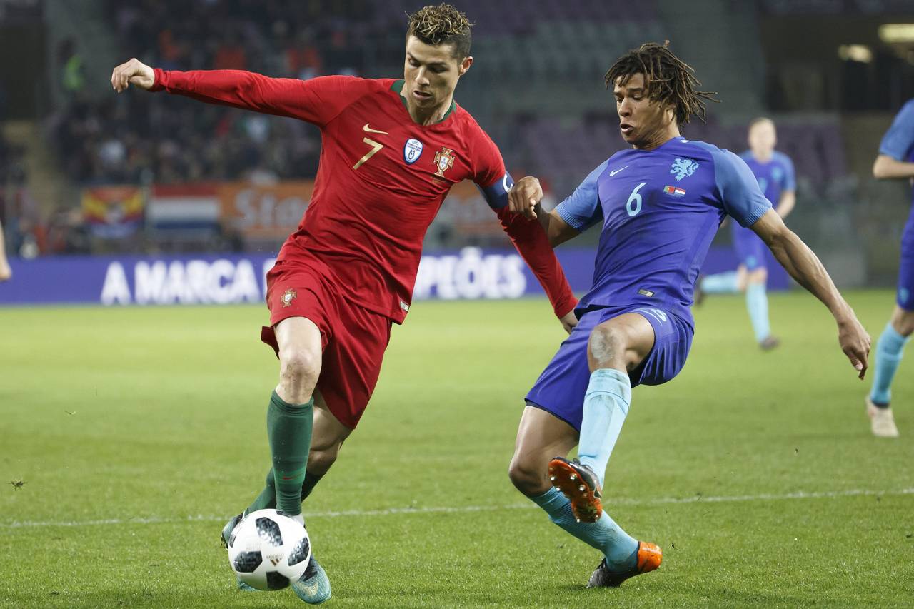El portugués Cristiano Ronaldo (i) disputa el balón con Nathan Ake de Holanda durante el partido amistoso internacional. (EFE)