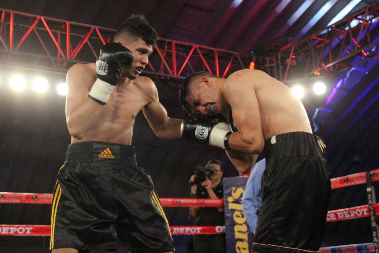 El gomezpalatino (izq) metió la zurda en varias ocasiones a su rival, quien resintió el castigo en el ring, pero dos jueces no lo vieron así. (Especial)