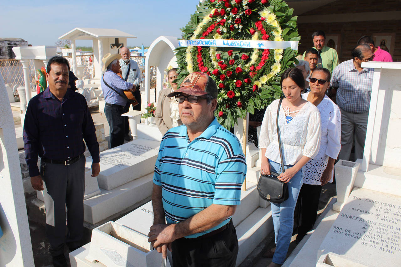 Conmemoración. Las autoridades montaron una guardia de honor en la tumba del sampetrino que firmó Plan de Guadalupe. (EL SIGLO DE TORREÓN)