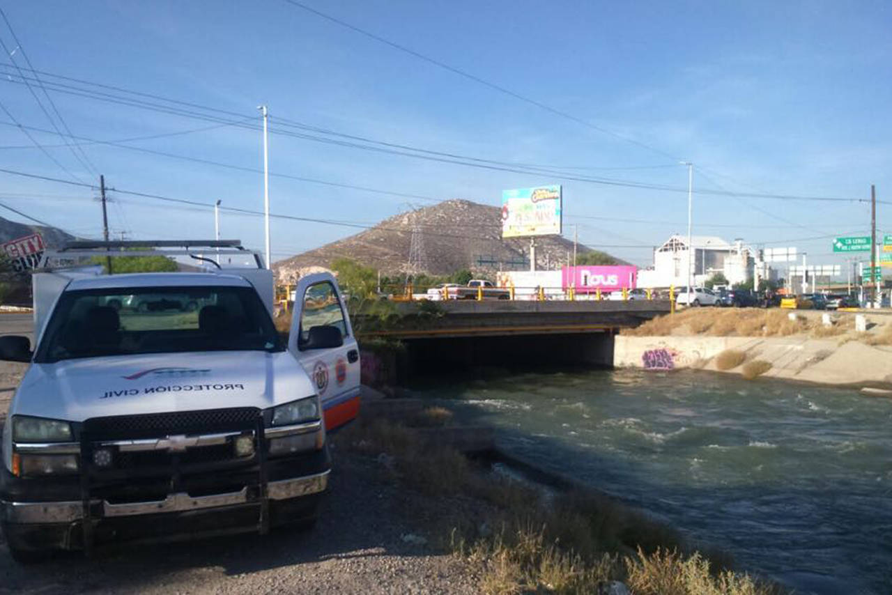 Vigilancia. La Dirección de Protección Civil encabeza los operativos para vigilar los canales de riego. (EL SIGLO DE TORREÓN)