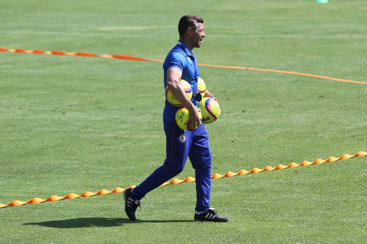 Pedro Caixinha ha comenzado la preparación de su equipo para el partido del próximo sábado. (ARCHIVO)