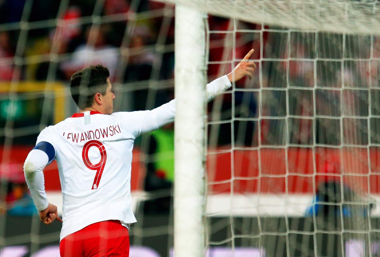 Robert Lewandowski marcó el primer gol de los polacos. (EFE)