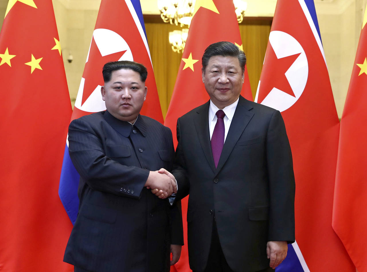 Encuentro. El líder norcoreano Kim Jong-un (Izq.) visitó China en respuesta a una invitación del presidente Xi Jinping (Der.). (AP)