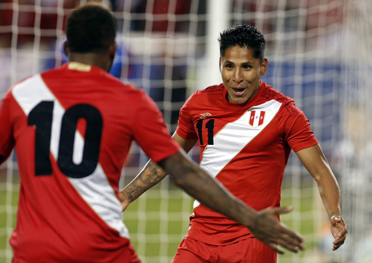 Raul Ruidíaz (11) festeja tras anotar un gol para Perú junto a Jefferson Farfán (10) en la victoria 3-1 ante Islandia. (AP)