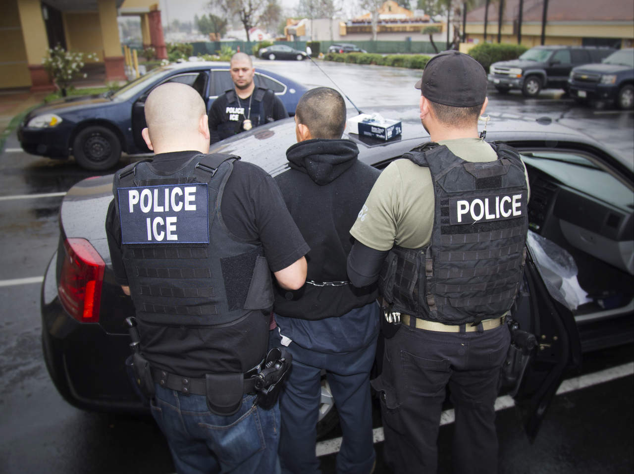 El ICE precisó a través de un comunicado que en el operativo, que concluyó el jueves pasado, fueron arrestados una mujer y 88 hombres, 67 de los cuales tenían sentencia penales. (ARCHIVO)
 