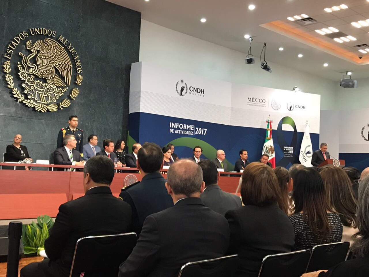 Alfonso Hernández, titular de esta defensoría, dialogó con el presidente Peña Nieto, a quien solicitó su intervención del gobierno federal en las desapariciones. (TWITTER)