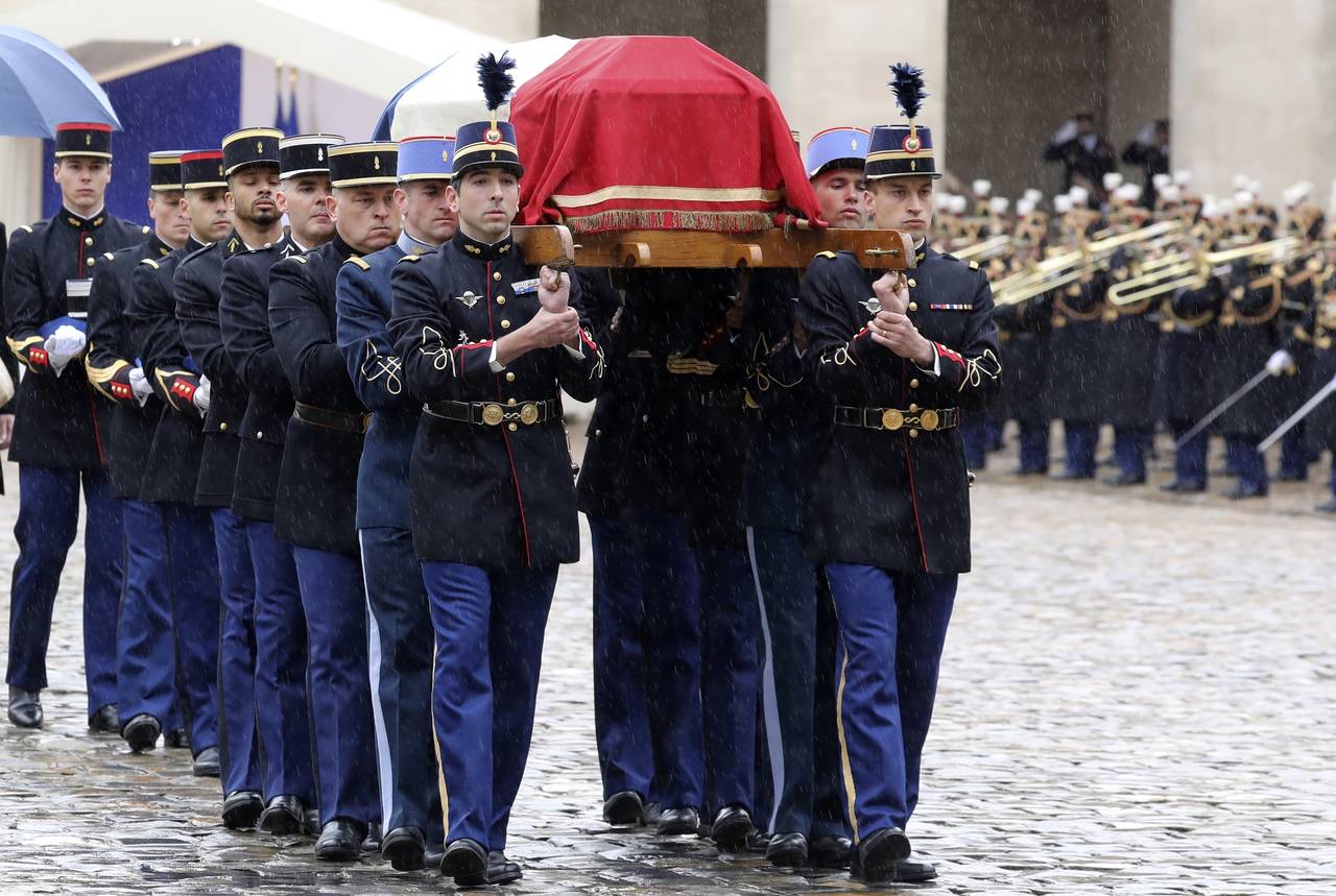 Duelo. Con los máximos honores, Francia rindió un gran y solemne homenaje al coronel de gendarmería, Arnaud Beltrame. (AP)
