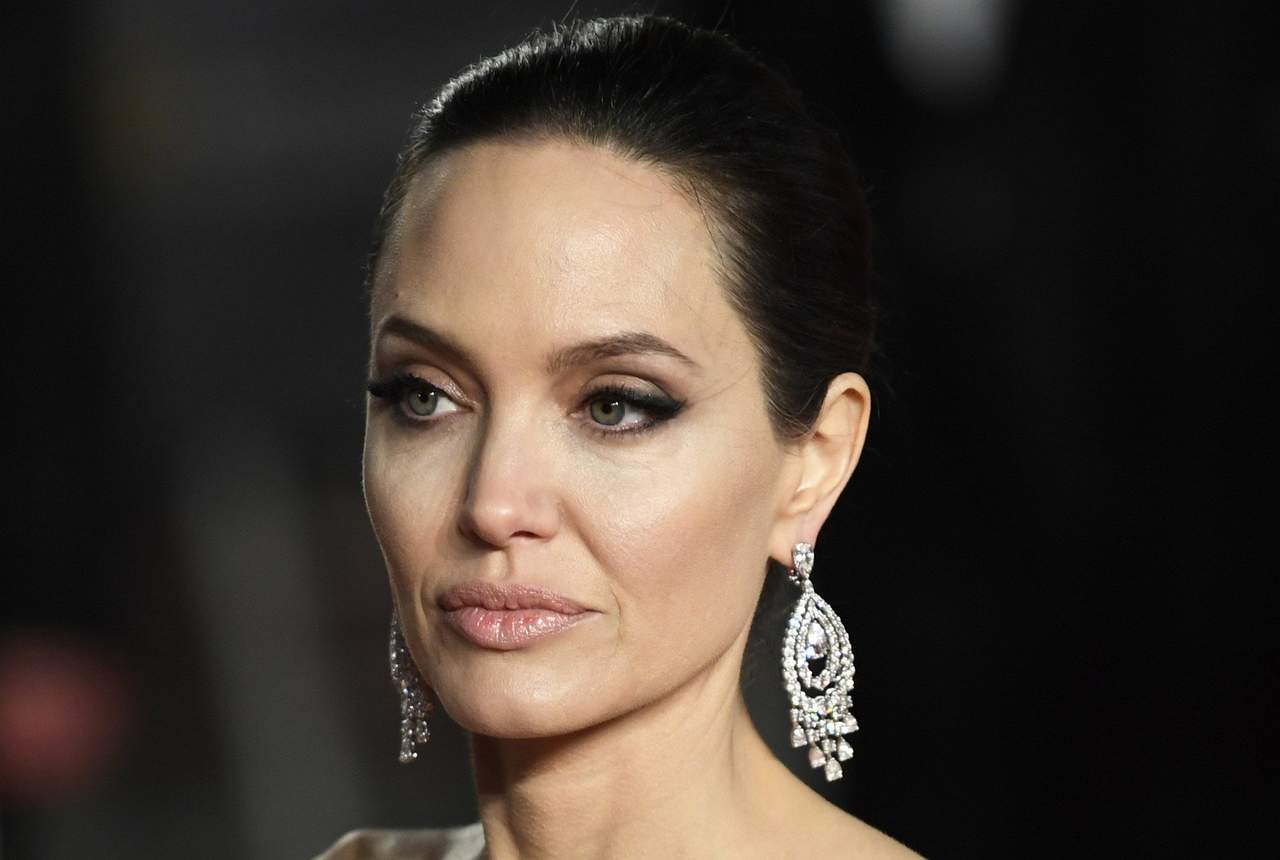 La vida amorosa de Brad Pitt sigue acaparando titulares, lo mismo ocurre con su ex, Angelina Jolie. (ARCHIVO)