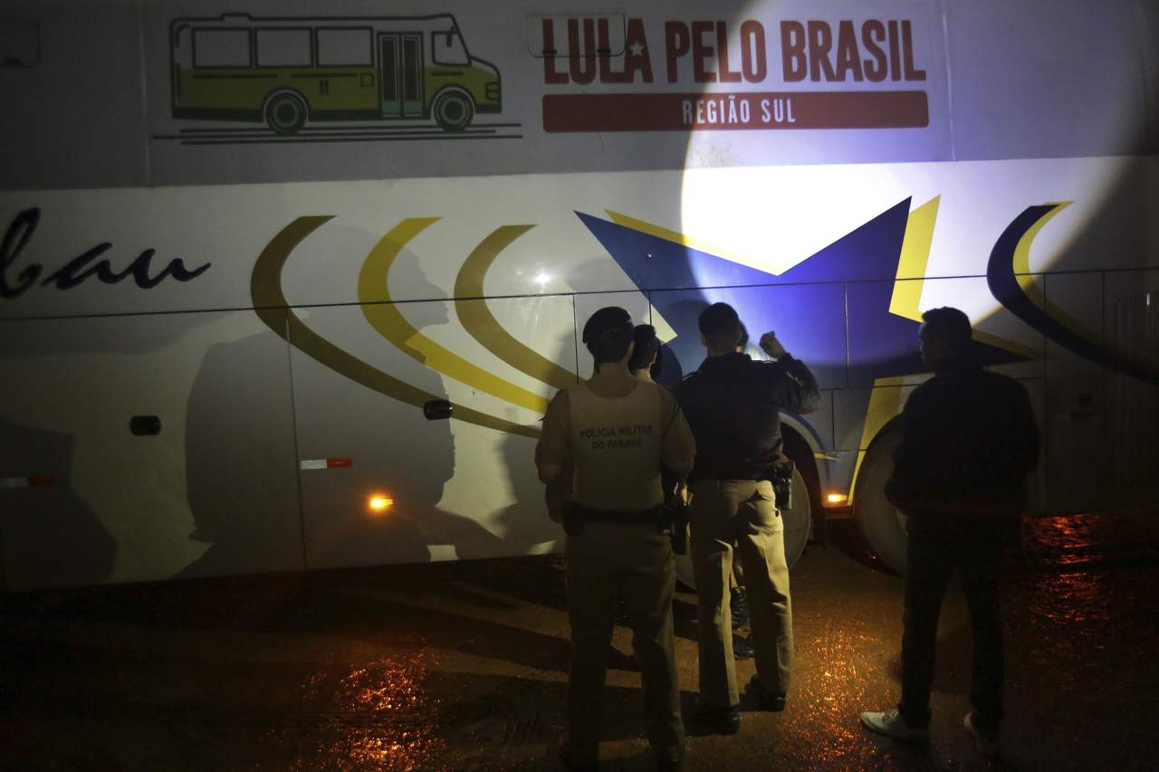 Indagan. La policía de Paraná dijo que considera una ‘tentativa de homicidio’ los disparos contra el convoy de Lula da Silva. (AP)