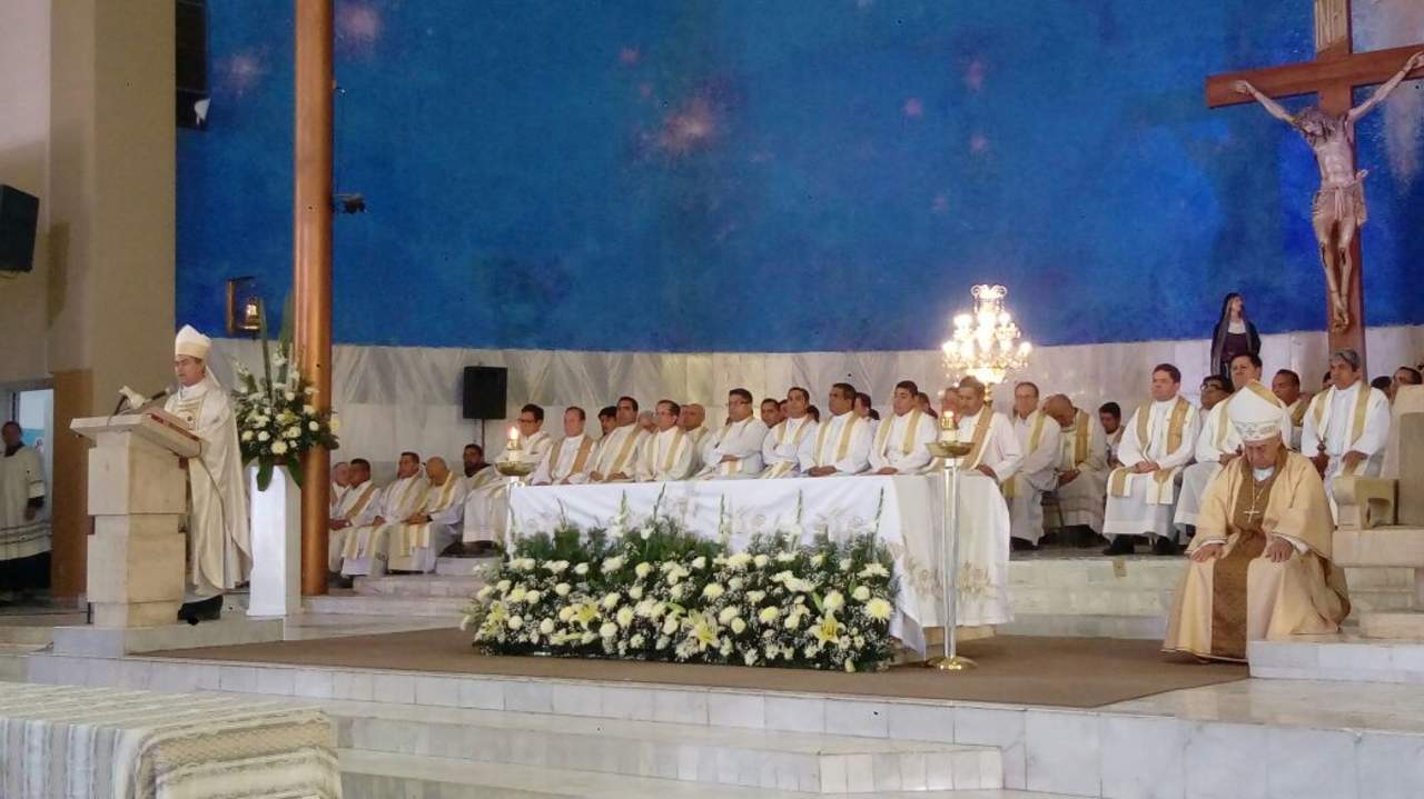 Es el obispo de la ciudad, Luis Martín Barraza Beltrán, quien oficia por primera vez esta celebración especial de Jueves Santo. (EL SIGLO DE TORREÓN)