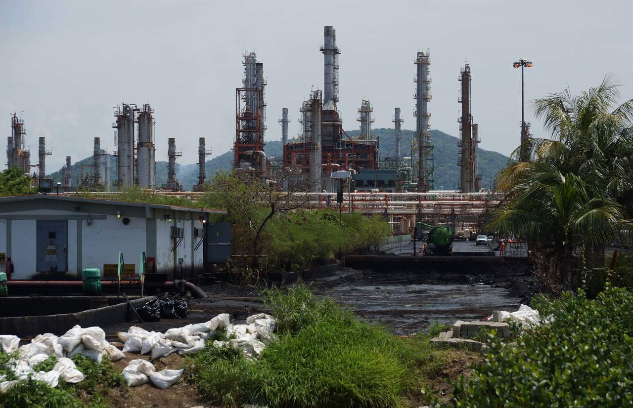 La refinería de Petróleos Mexicanos (Pemex) “Ing. Antonio Dovalí Jaime”, ubicada en Salina Cruz, Oaxaca, redujo la transformación de crudo en un 50% durante el primer bimestre de este año, de acuerdo con las estadísticas proporcionadas por la empresa. (ARCHIVO)