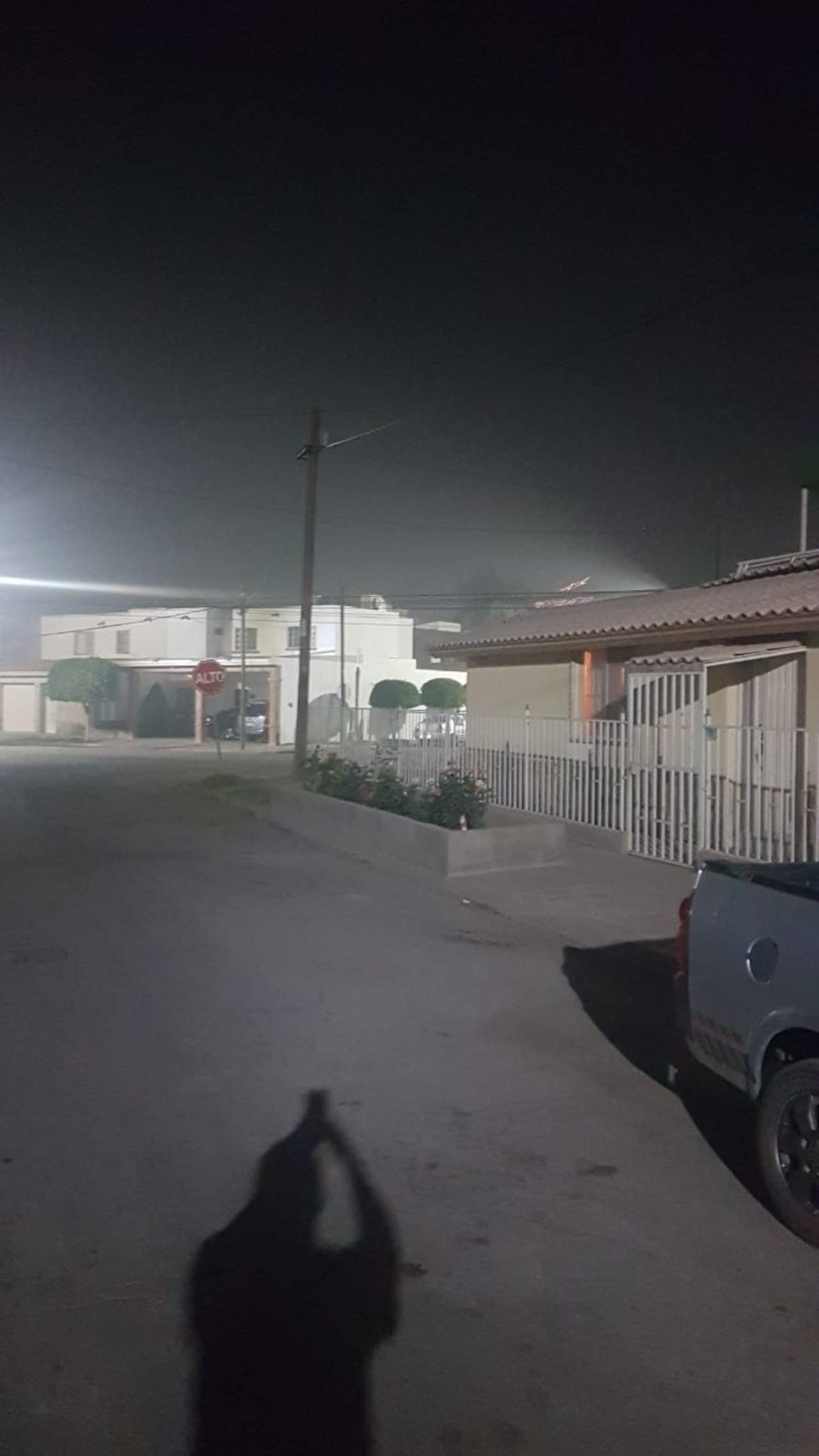 El humo alcanzó la colonia El Campestre de Gómez Palacio. (ESPECIAL) 