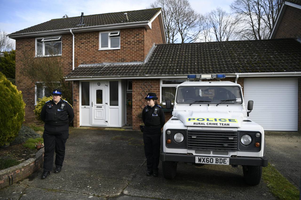 Vigilancias. Policías vigilando la casa del retirado espía ruso Sergei Skripal en Salisbury. (EFE)