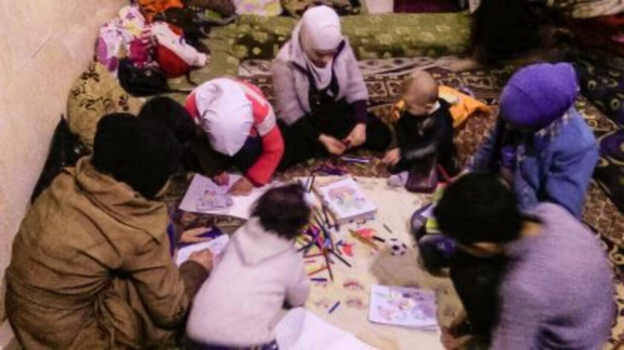Labor. A pesar de los intensos bombardeos en Guta, docentes continúan educando a los escolares sirios. (ESPECIAL)