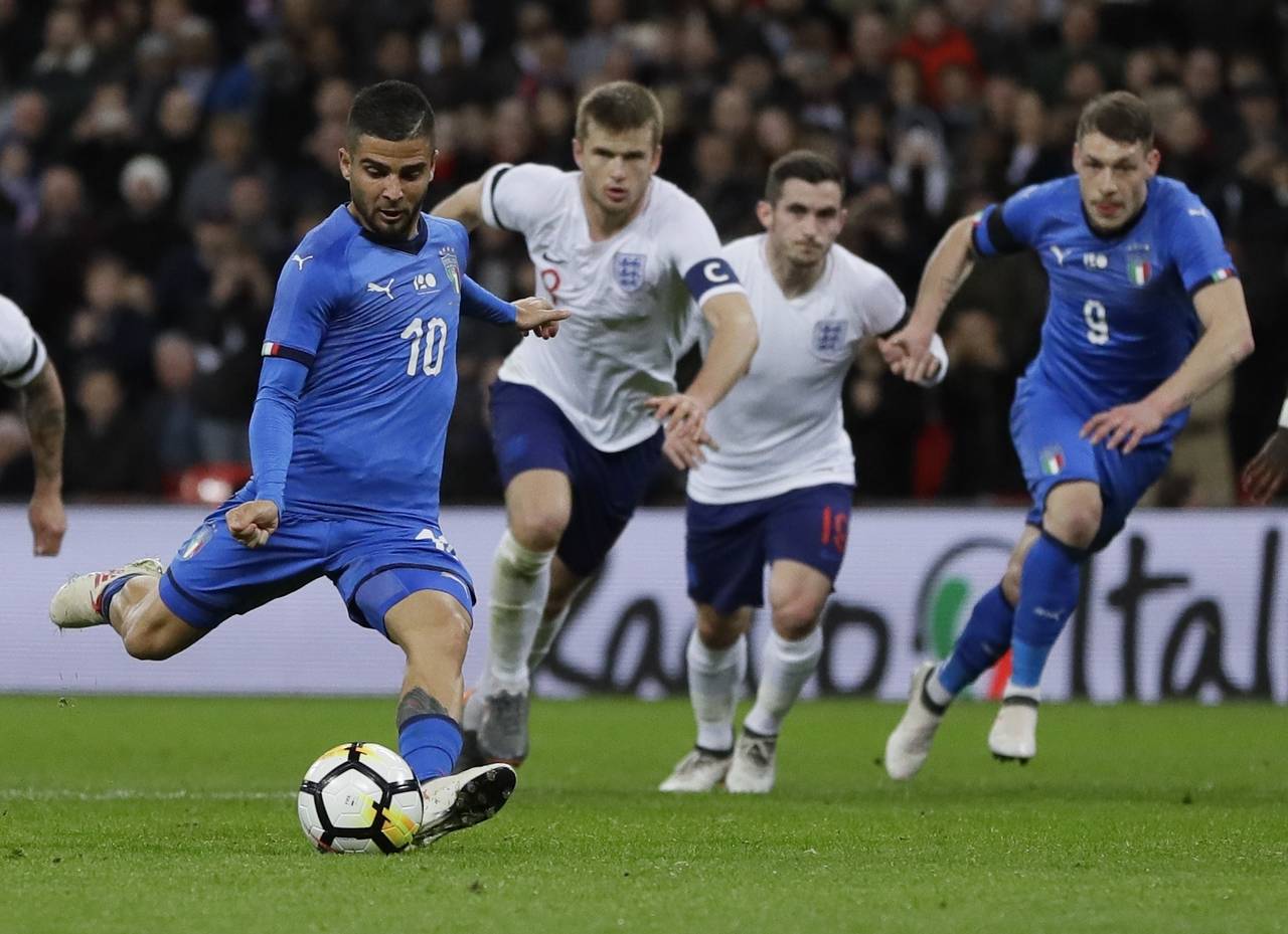 El italiano Lorenzo Insigne convierte un penal contra Inglaterra. Poco positivo para Italia tras eliminación del Mundial. (AP)