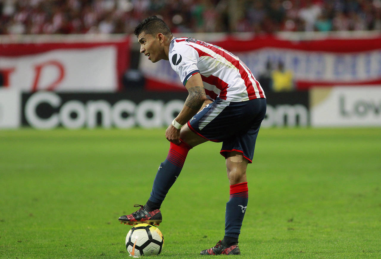 Rodolfo Pizarro, atacante de las Chivas del Guadalajara, se resiste a perder y pide al equipo no bajar los brazos en la Liga MX. (AGENCIAS)