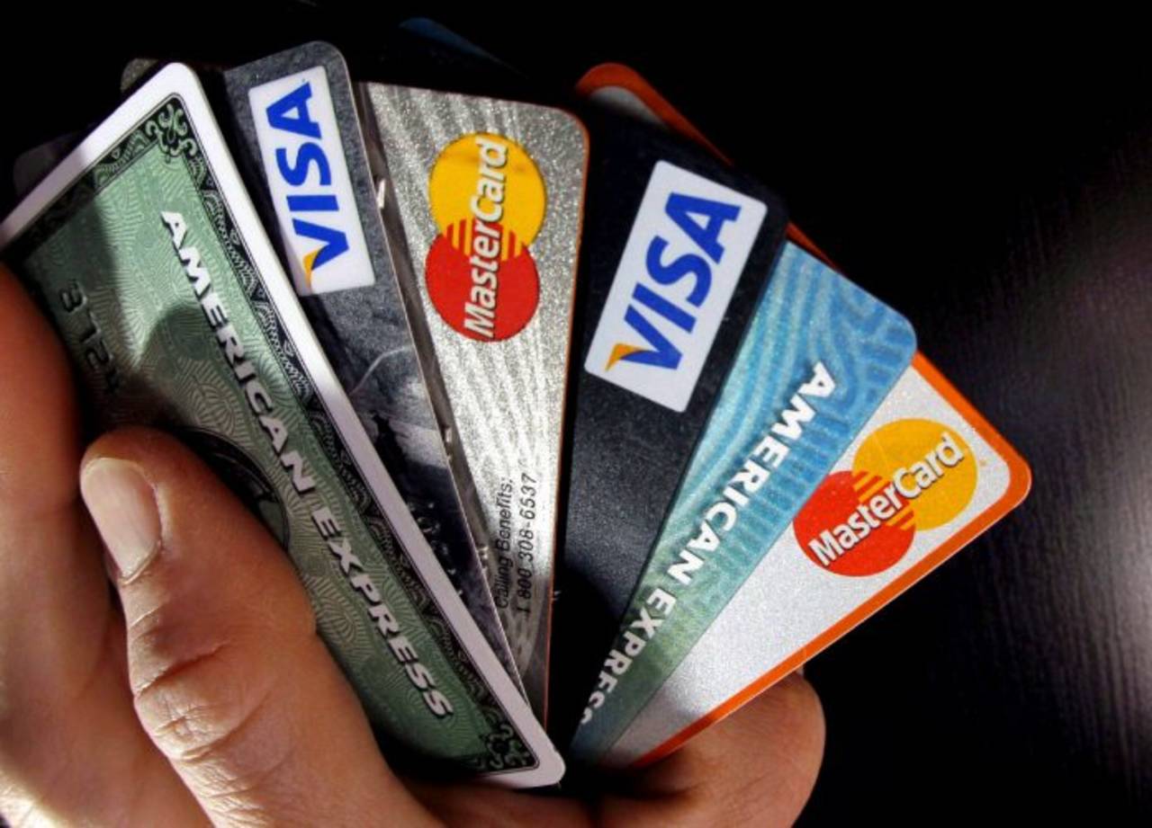 Avance. Poco a poco un mayor número de personas tienen acceso a una tarjeta de crédito y débito. (ARCHIVO) 