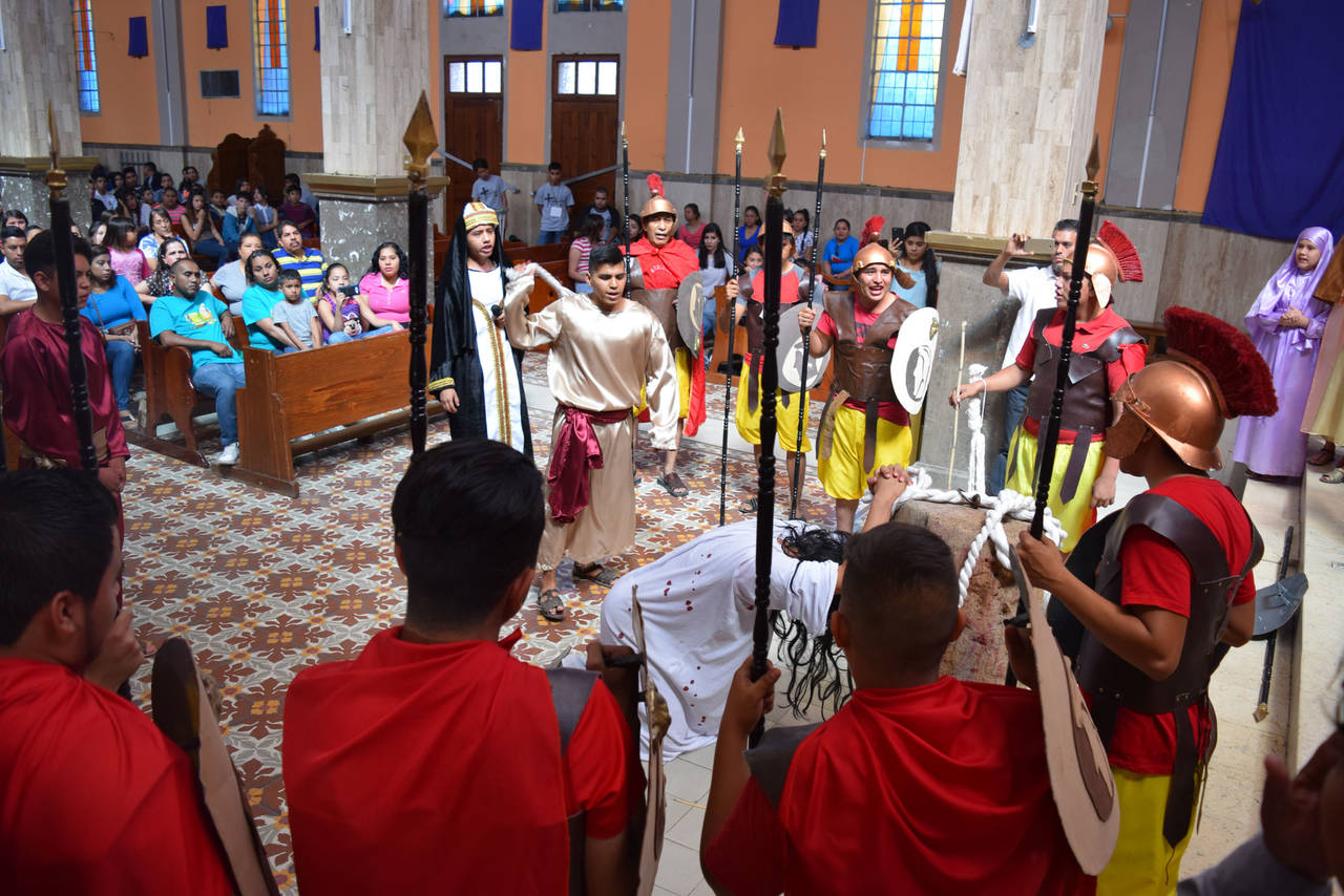 Vía Crucis. Asistieron decenas de fieles católicos a la representación de la Pasión de Jesús. (EL SIGLO DE TORREÓN)