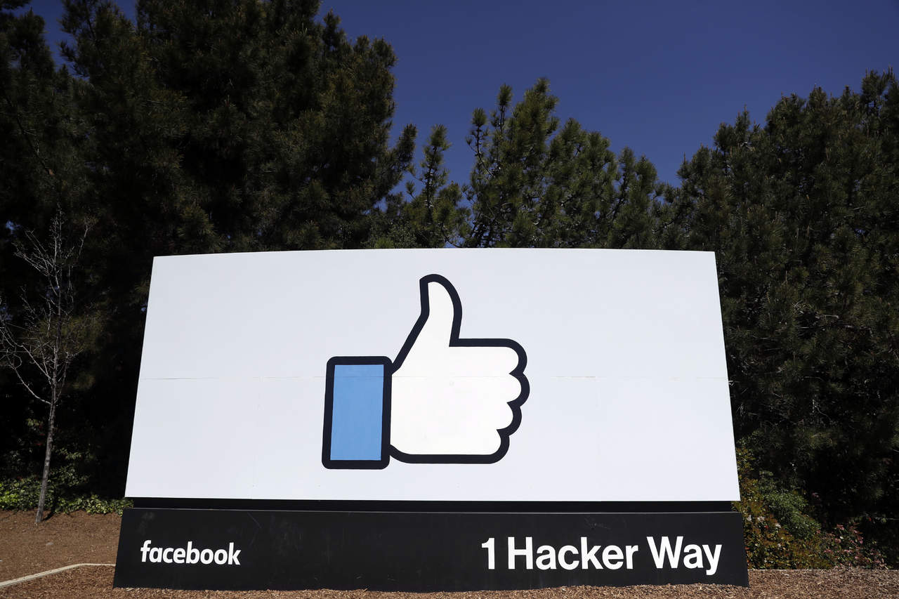 Los legisladores en muchos países podrían estar enfocados en el indebido uso de datos de Facebook por parte de la empresa británica Cambridge Analytica, pero los problemas de privacidad de la red social datan de hace más de una década.
