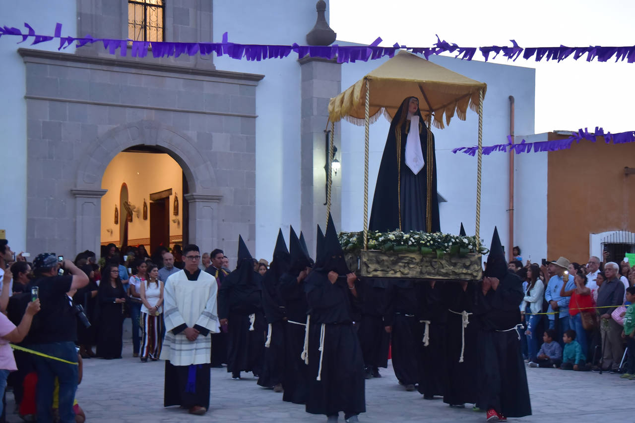 Procesión. La imagen de la Virgen Dolorosa recorrió las calles del municipio de Viesca.