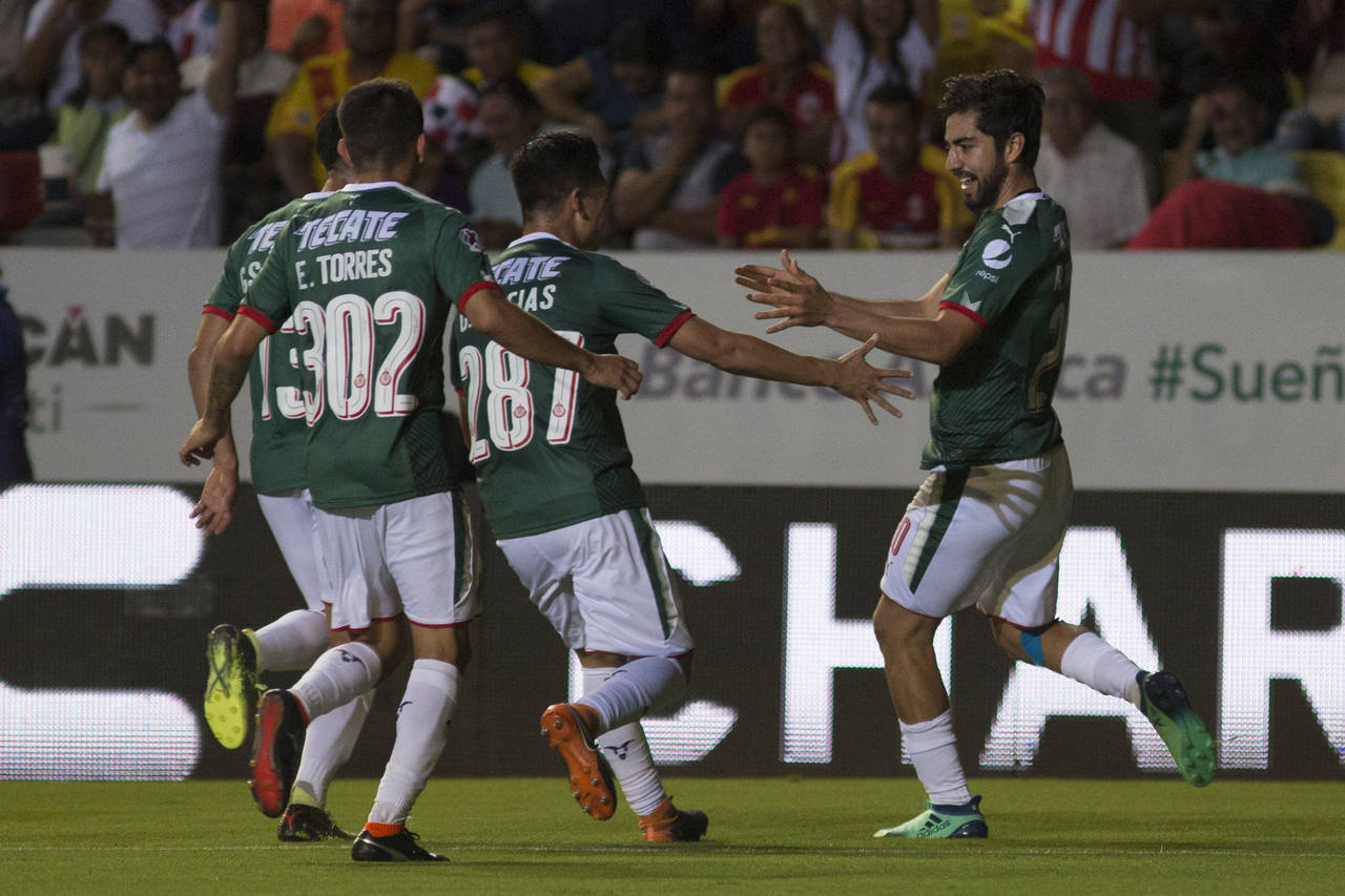 Rodolfo Pizarro (d), de Chivas, celebra una anotación ante Morelia durante un juego de la jornada 13 del torneo mexicano de futbol. (EFE)