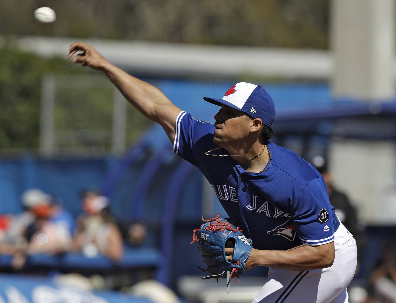 Roberto Osuna, de los Azulejos de Toronto. Osuna lanza una entrada en derrota