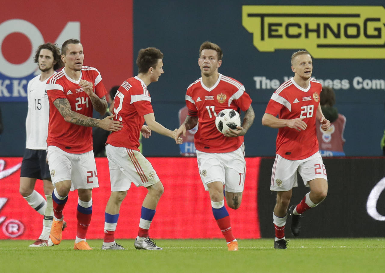 El ruso Anton Zabolotny, segundo de derecha a izquierda, festeja con sus compañeros tras anotar un gol en el partido amistoso frente a Francia, en el estadio de San Petersburgo. Pide Rusia evitar dopaje accidental
